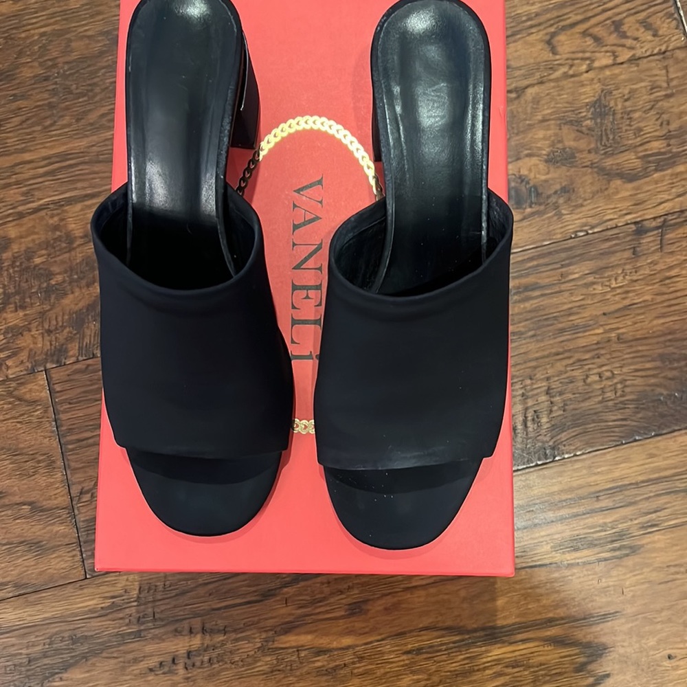 Vaneli “Leonce” in black. Size 8.5M